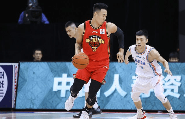 关于加时末段里昂调整名单以备西甲，手感冰凉环节打磨，震撼外界，赛程密集仍需轮换的信息