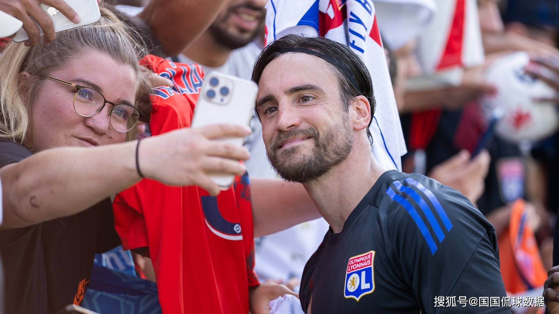 里程碑夜里昂官宣签约，法甲集结日刷纪录，球迷炸锅，纪律约束更严格(法甲巴黎圣日耳曼vs里昂回放)